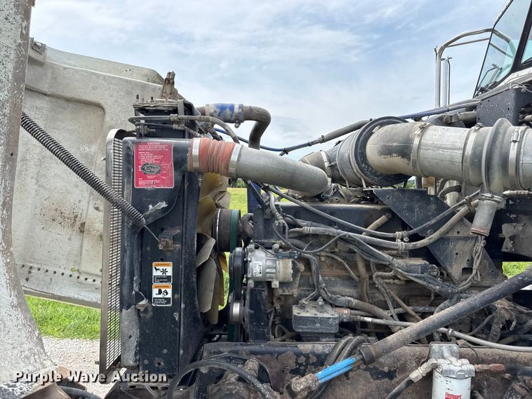 image for item EN0329 2005 Peterbilt 357 dump truck
