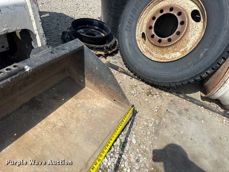 image for item EN0393 1995 Bobcat 440B skid steer loader