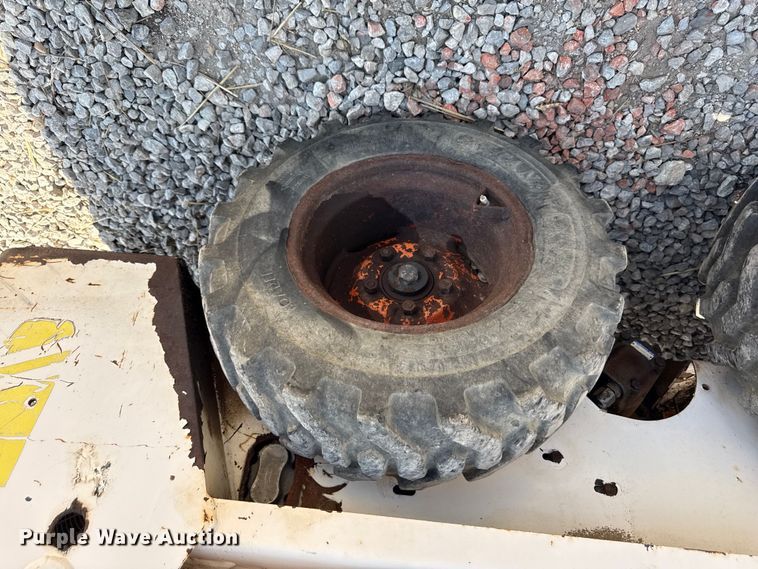 image for item EN0393 1995 Bobcat 440B skid steer loader