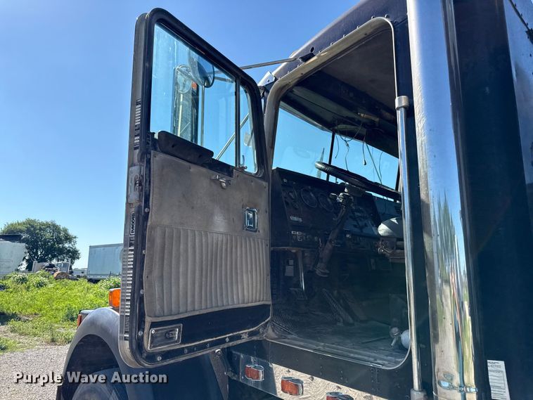 image for item EN0418 1985 Kenworth W900 dump truck