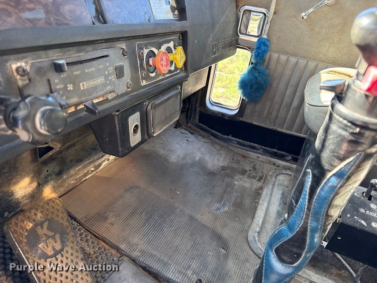 image for item EN0418 1985 Kenworth W900 dump truck