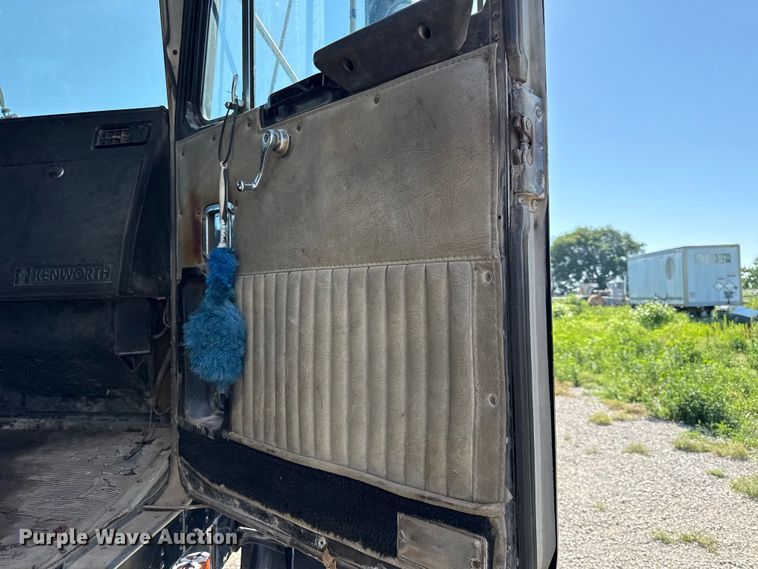 image for item EN0418 1985 Kenworth W900 dump truck