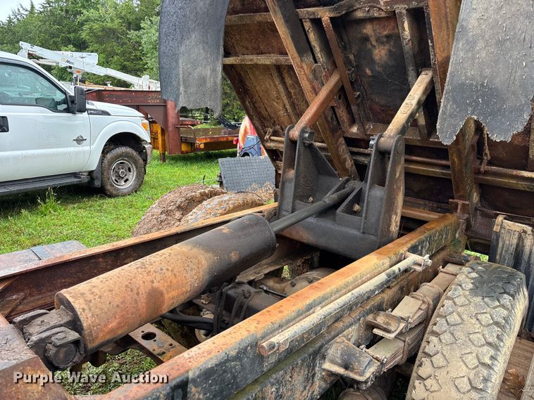 image for item EO4347 1968 International 1800 dump truck