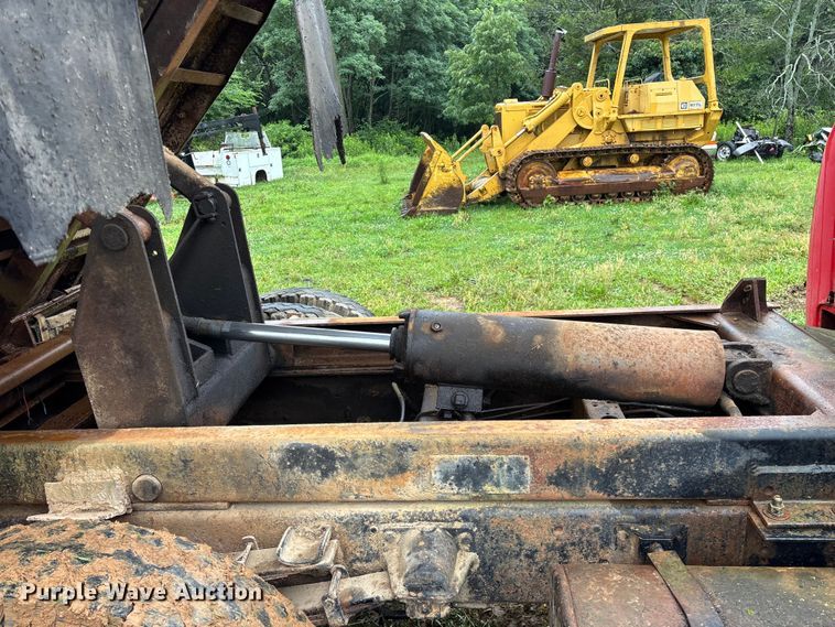 image for item EO4347 1968 International 1800 dump truck