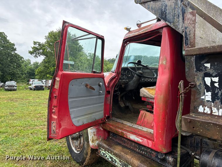 image for item EO4347 1968 International 1800 dump truck