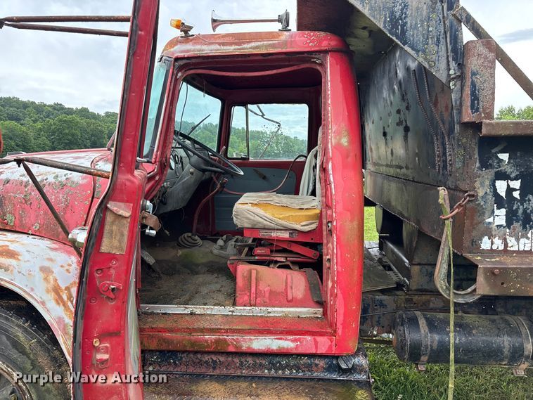 image for item EO4347 1968 International 1800 dump truck