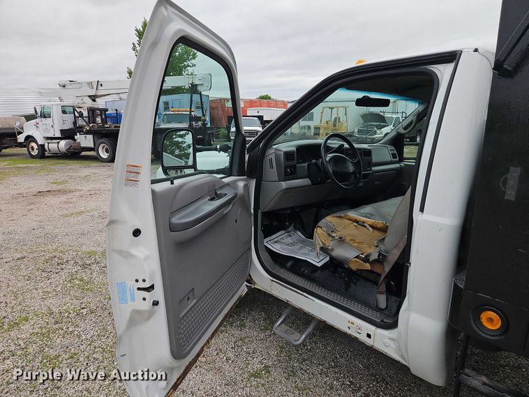 image for item EO7287 2000 Ford F450 Super Duty flatbed truck