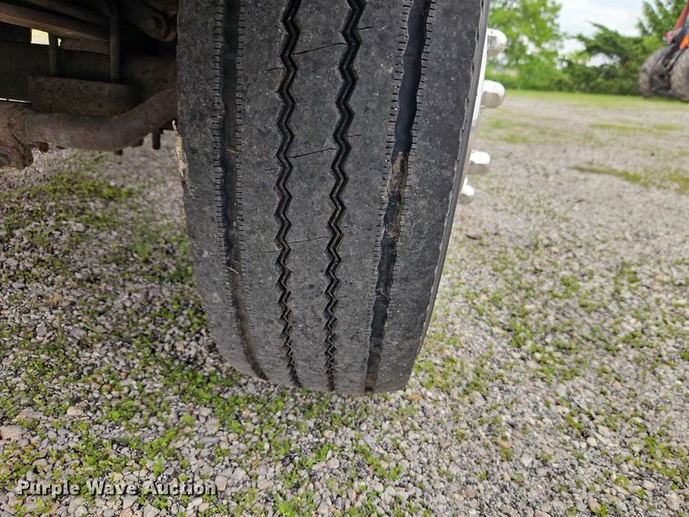 image for item EO7287 2000 Ford F450 Super Duty flatbed truck