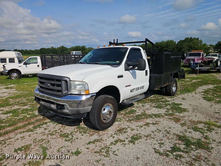 2003 Ford F350 Super Duty XL flatbed pickup truck