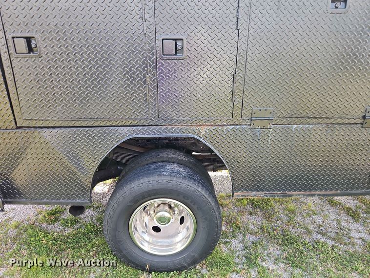 image for item EO8536 2003 Ford F350 Super Duty XL flatbed pickup truck