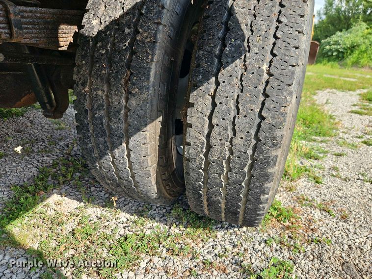 image for item EO8536 2003 Ford F350 Super Duty XL flatbed pickup truck
