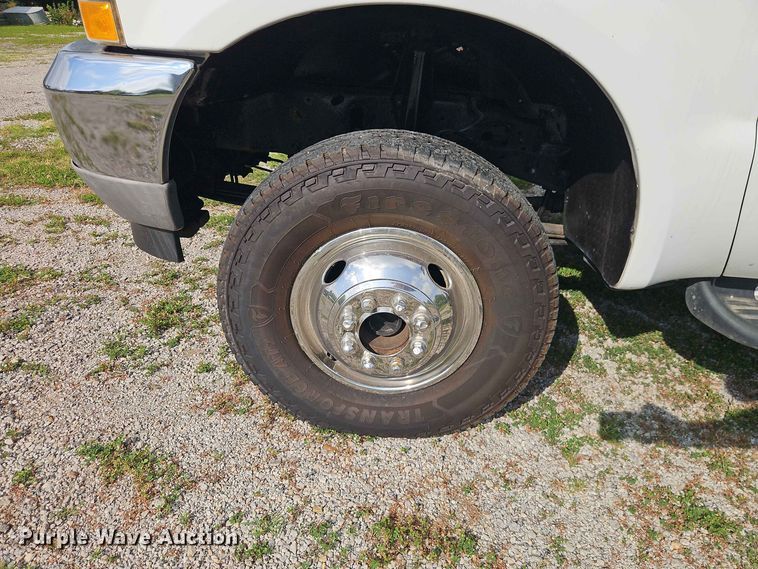 image for item EO8536 2003 Ford F350 Super Duty XL flatbed pickup truck