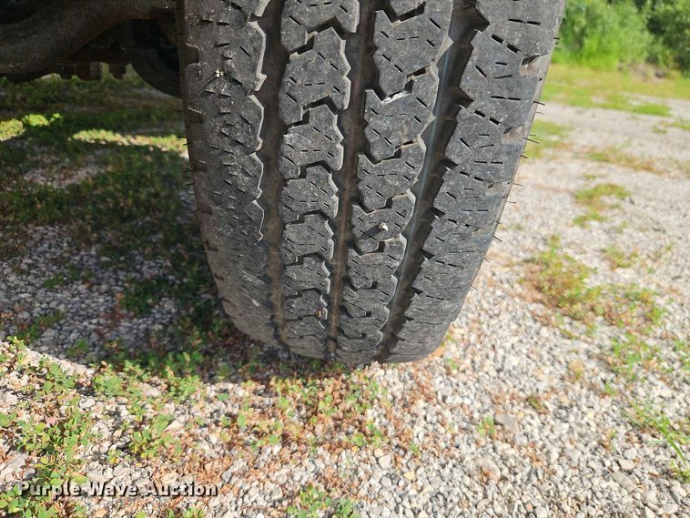 image for item EO8536 2003 Ford F350 Super Duty XL flatbed pickup truck