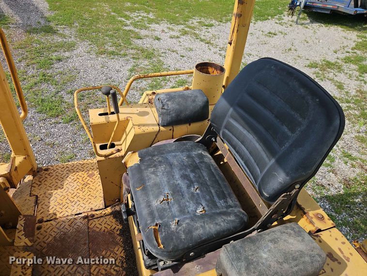 image for item EO8537 1986 Caterpillar D3B Z dozer