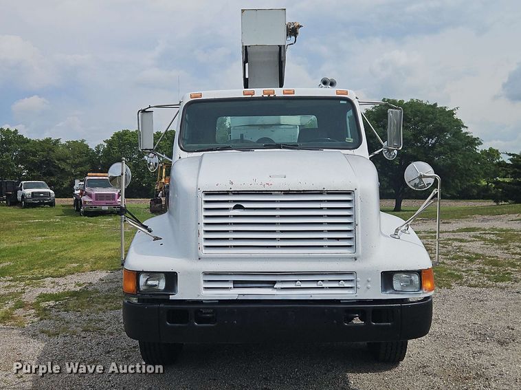 image for item EO8538 1990 International F8200 crane truck