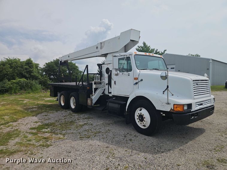 image for item EO8538 1990 International F8200 crane truck