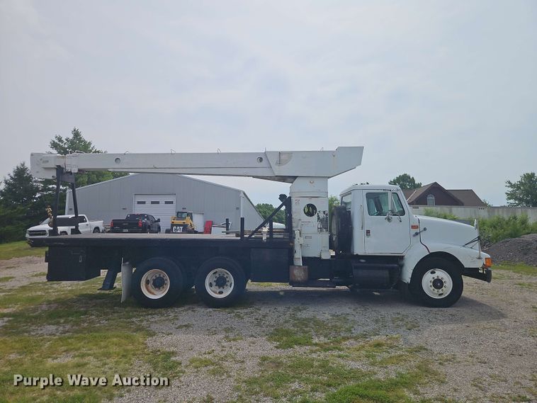 image for item EO8538 1990 International F8200 crane truck