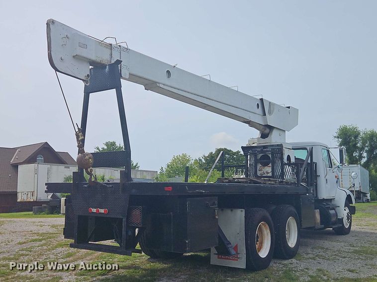 image for item EO8538 1990 International F8200 crane truck