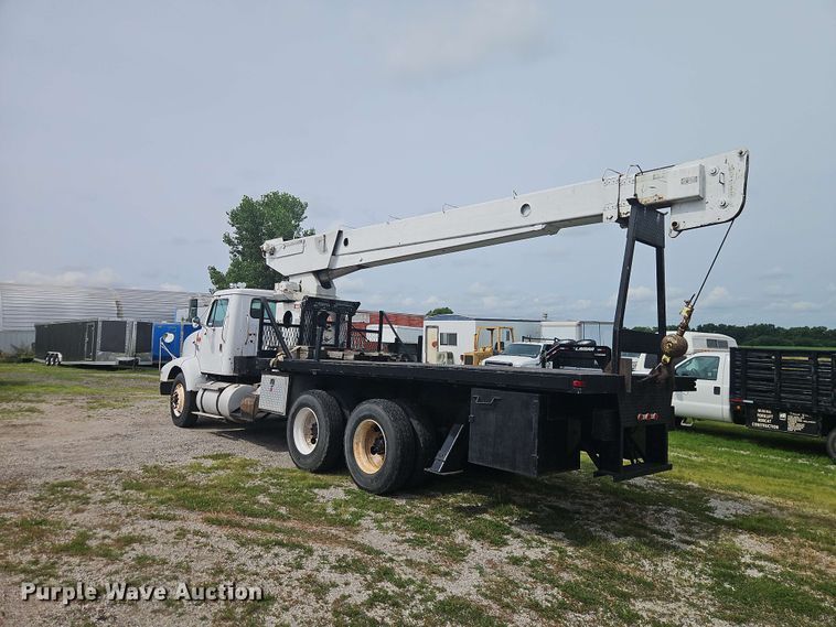 image for item EO8538 1990 International F8200 crane truck