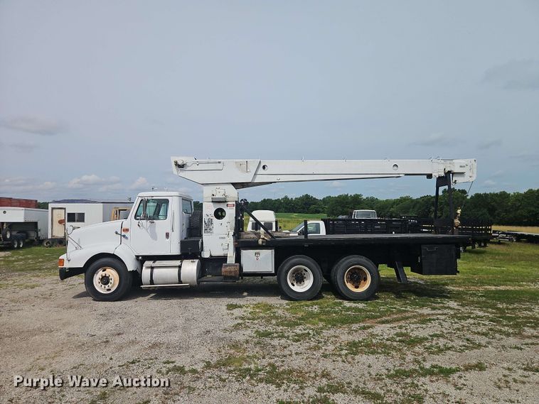 image for item EO8538 1990 International F8200 crane truck