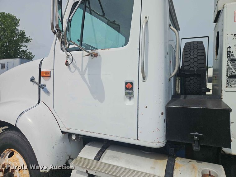 image for item EO8538 1990 International F8200 crane truck