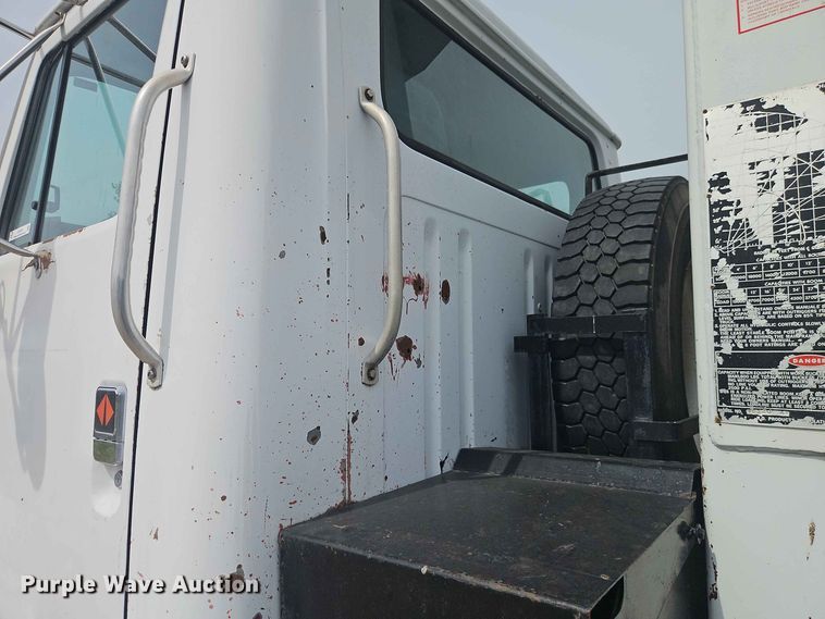 image for item EO8538 1990 International F8200 crane truck