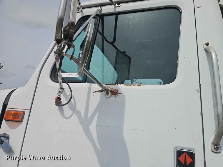 image for item EO8538 1990 International F8200 crane truck