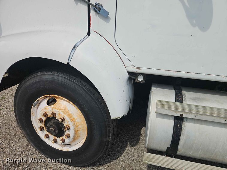 image for item EO8538 1990 International F8200 crane truck