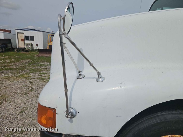 image for item EO8538 1990 International F8200 crane truck