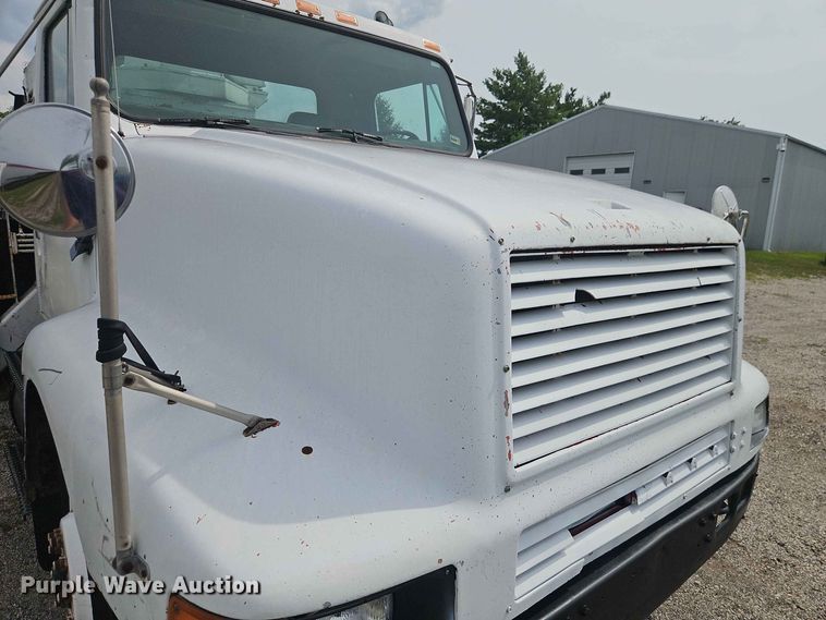 image for item EO8538 1990 International F8200 crane truck