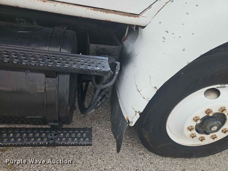 image for item EO8538 1990 International F8200 crane truck