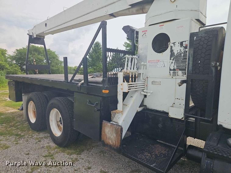 image for item EO8538 1990 International F8200 crane truck