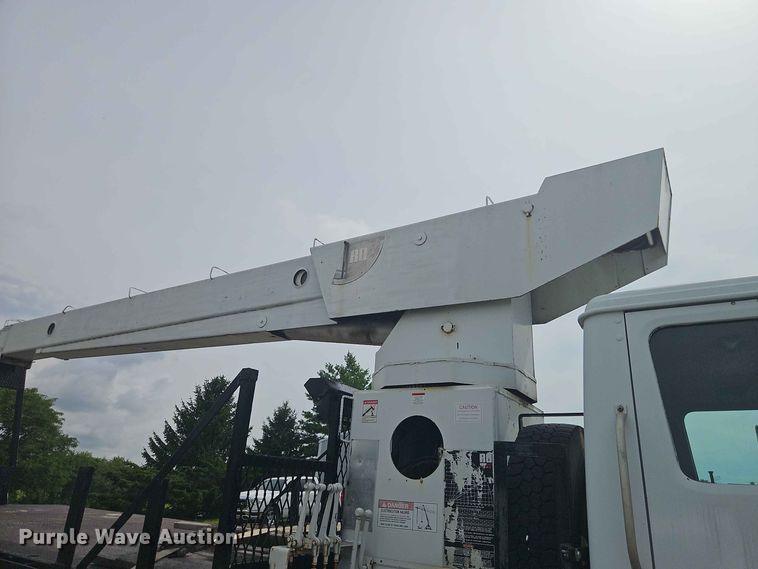 image for item EO8538 1990 International F8200 crane truck