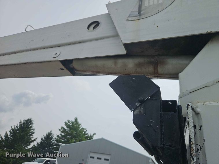 image for item EO8538 1990 International F8200 crane truck