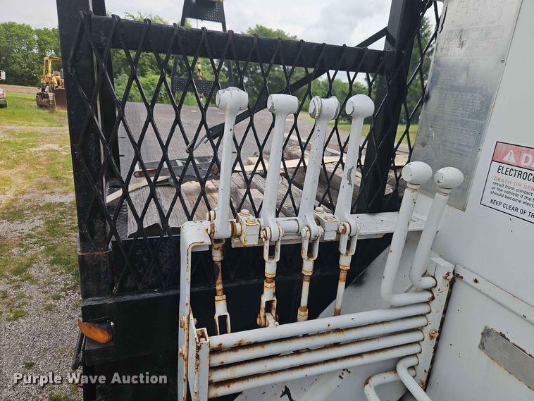 image for item EO8538 1990 International F8200 crane truck