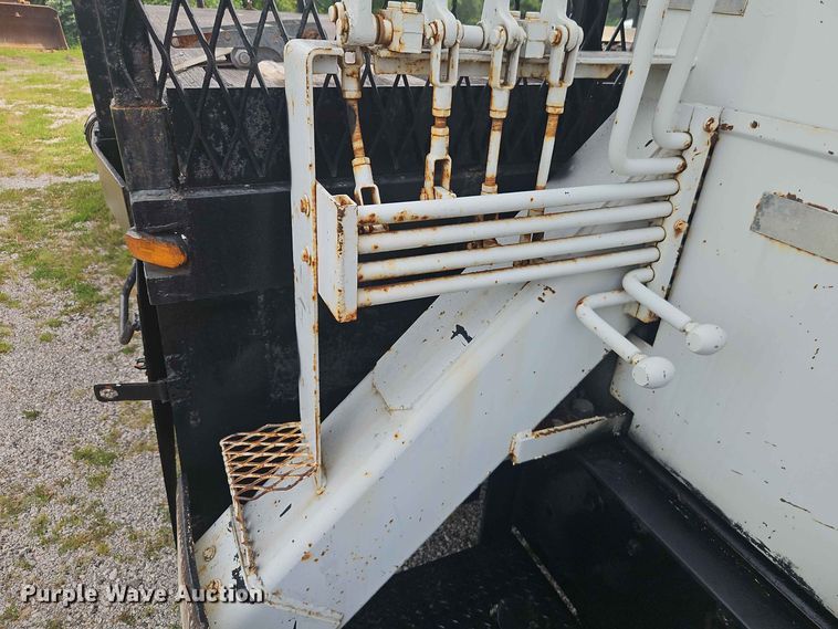 image for item EO8538 1990 International F8200 crane truck