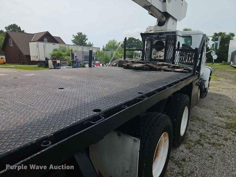 image for item EO8538 1990 International F8200 crane truck