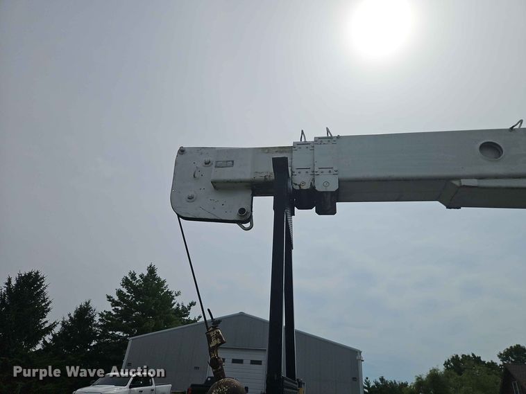image for item EO8538 1990 International F8200 crane truck