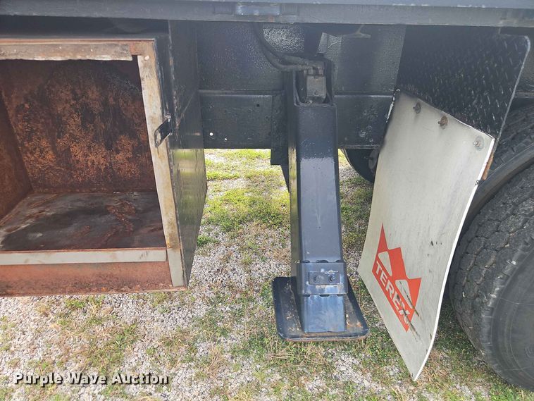 image for item EO8538 1990 International F8200 crane truck