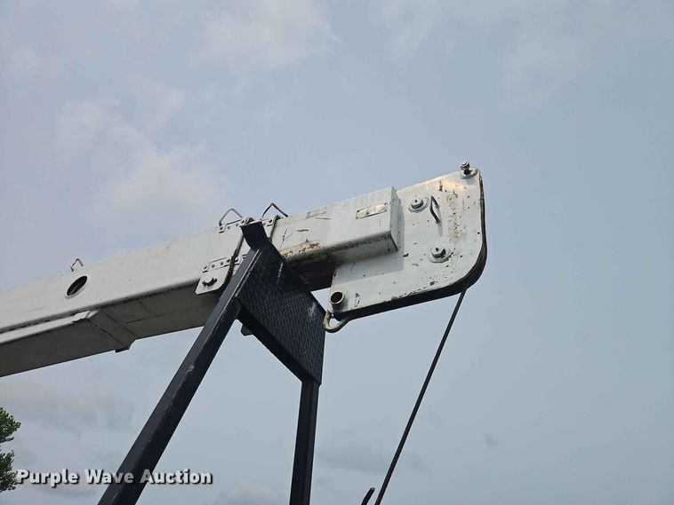 image for item EO8538 1990 International F8200 crane truck