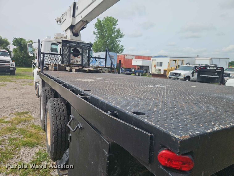 image for item EO8538 1990 International F8200 crane truck