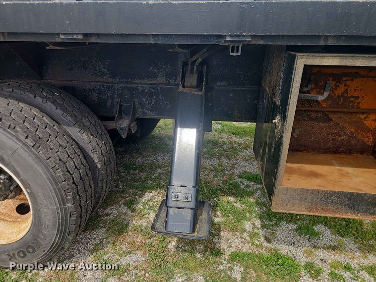 image for item EO8538 1990 International F8200 crane truck