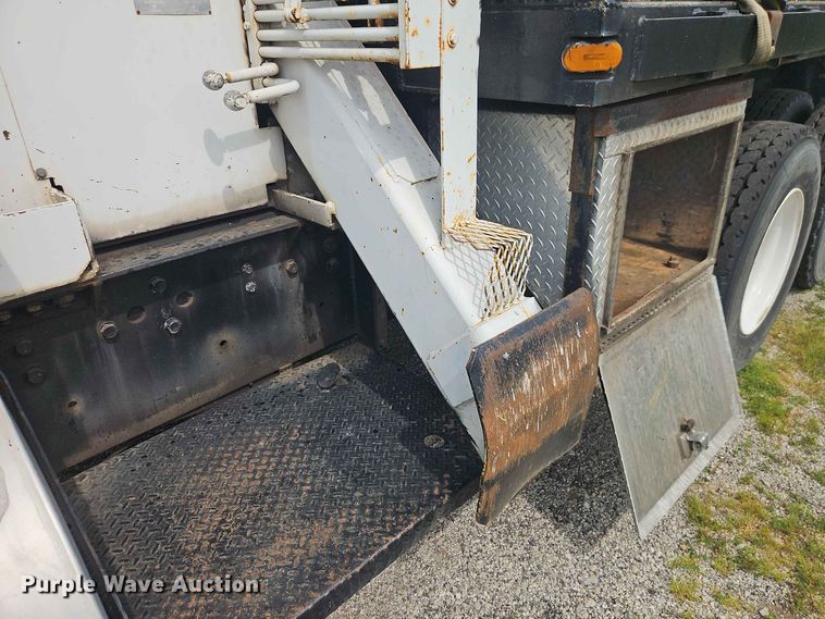 image for item EO8538 1990 International F8200 crane truck