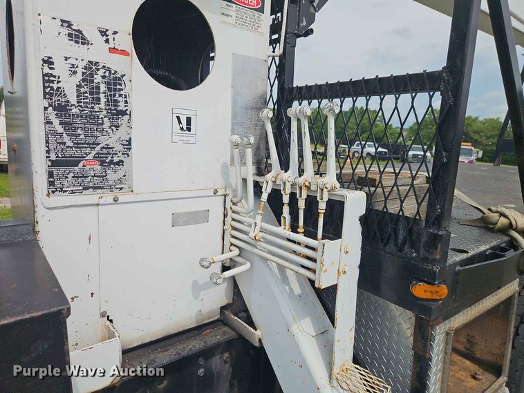 image for item EO8538 1990 International F8200 crane truck