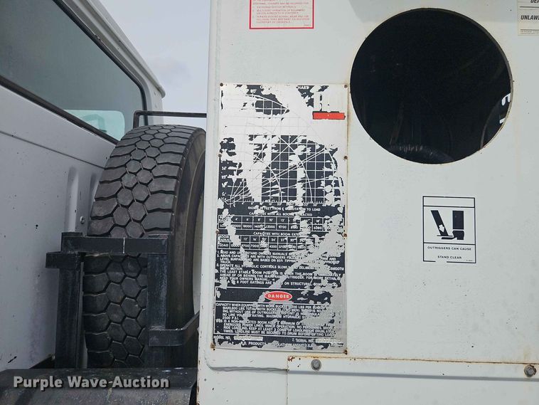 image for item EO8538 1990 International F8200 crane truck