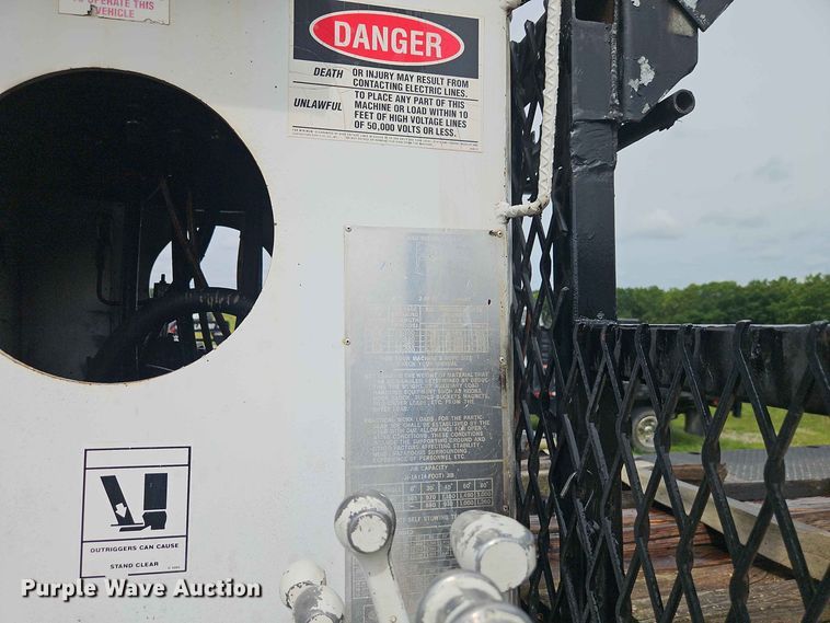 image for item EO8538 1990 International F8200 crane truck