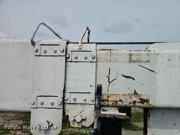 image for item EO8538 1990 International F8200 crane truck