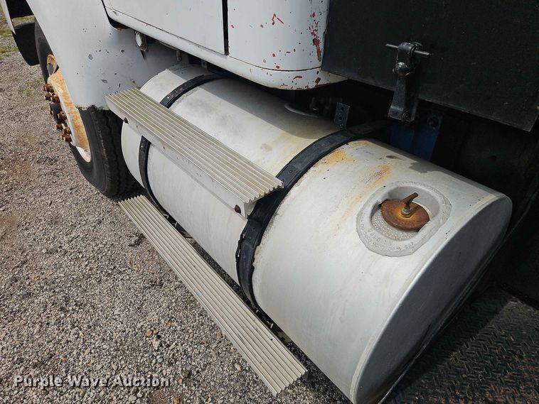 image for item EO8538 1990 International F8200 crane truck