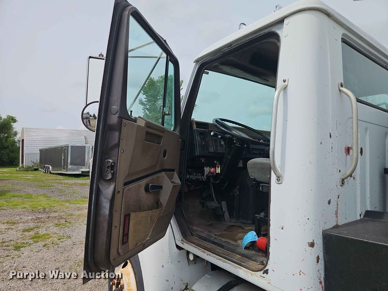 image for item EO8538 1990 International F8200 crane truck