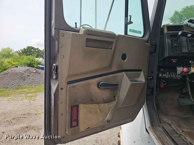 image for item EO8538 1990 International F8200 crane truck